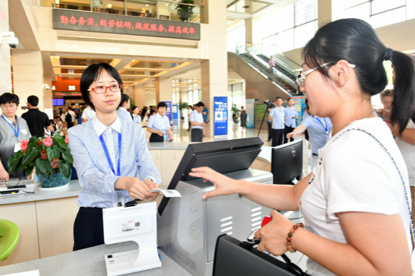 单一窗口受理店小二式服务自贸区放管服改革初现成效