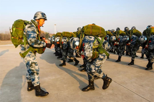 好样的!空降兵某部首批"00"后新兵完成军旅生涯"第一跳"