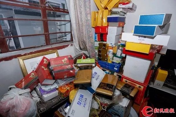 老人家中堆积如山的保健品 记者 徐驰 摄(下同)