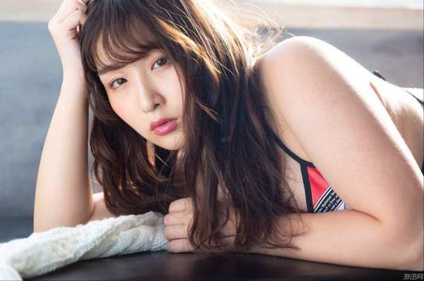 在吉田实纪的推特上有不少都是她在吃东西的照片,或者是她在推荐各种