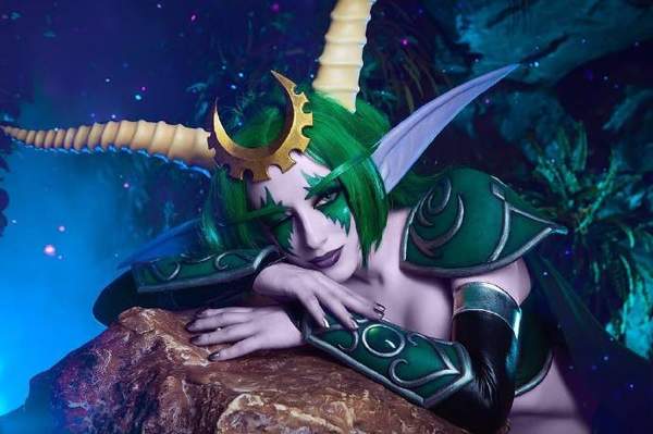 国外美女cos魔兽绿龙伊瑟拉前凸后翘火辣迷人
