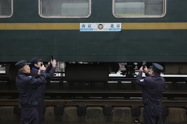 三位乘警与t6665次红旗进京列车挥手道别