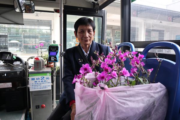 年過七旬的周阿姨給公交車送花7年,約每月送一次。受訪者供圖