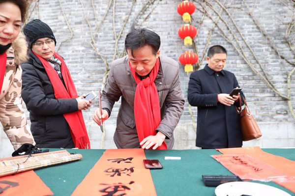 【新春走基层】巨幅春联亮相西溪古城 500孩童