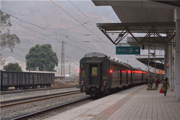 腊月,记者登上了5633/4次列车,这趟开行了近半个世纪的 "绿皮慢火车"