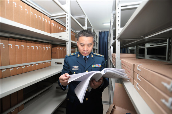 张红权在档案室查阅资料.
