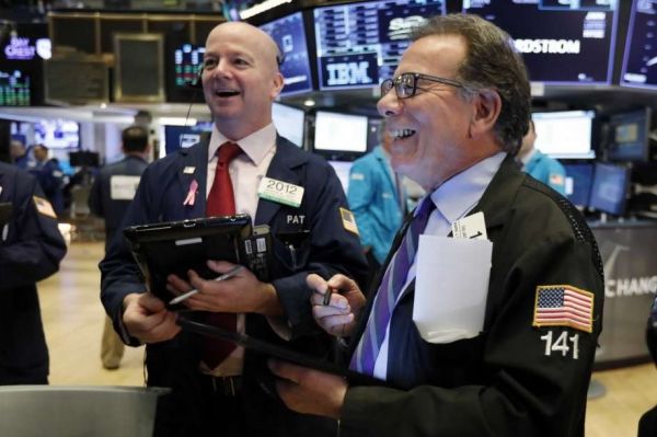 随着中美贸易磋商释放出积极信号，纽约证券交易所交易员15日喜迎股指上涨。（美联社）