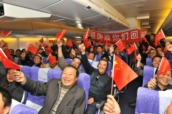 2011年3月5日，在金凤组执行的利比亚撤侨航班上，中国同胞在高呼祖国万岁。（新华社发）