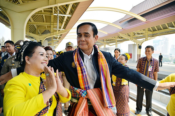 当地时间2019年3月13日，泰国坤敬府，泰国总理巴育当天赴坤敬府视察交通运输项目，搭乘试运行旅客列车并与民众零距离交流。 东方IC 图