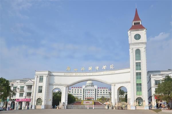 学校与泰国梅州大学,越南国民经济大学等50多所东盟国家知名大学签订