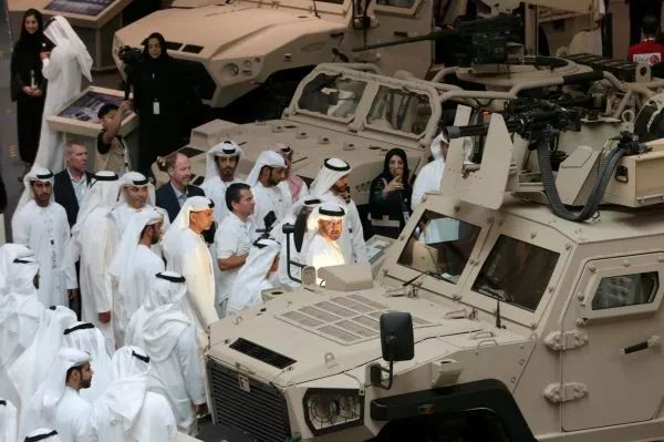  ▲2月17日，阿联酋高官观看阿布扎比防务展参展装备。（路透社）