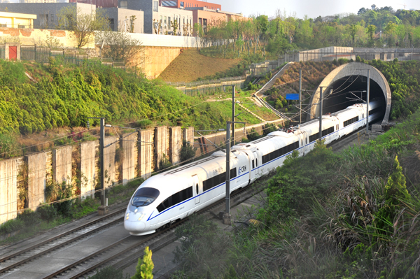 运行中京港高铁穿过浏阳河隧道 本文图片来自中国铁道建筑有限公司