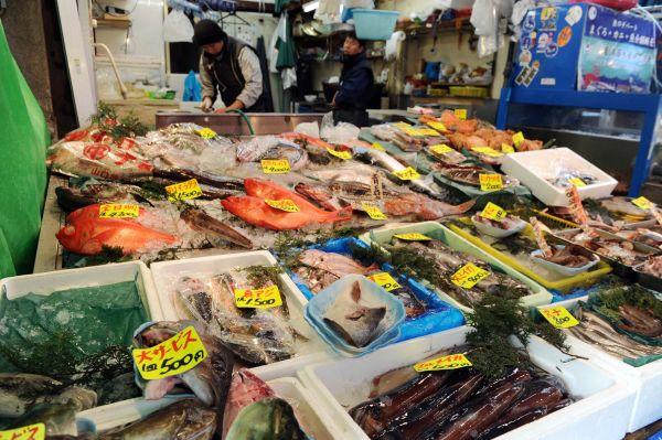 资料图:日本一家水产商铺。(新华社)