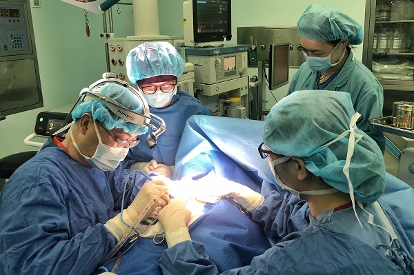 她胸部85皮肤长疤乳房又现大肿块仁济医院成功完成极高难度手术