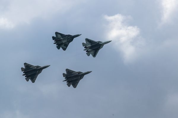 8月27日，在俄罗斯首都莫斯科郊外的茹科夫斯基，苏-57战斗机编队进行飞行表演。新华社记者 白雪骐 摄