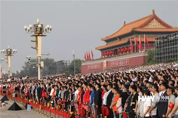 海外网现场直击天安门广场全场高唱国歌五星红旗冉冉升起