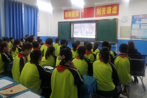 新疆喀什莎车县第二中学学生用歌声和祝福欢度国庆