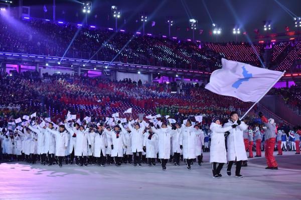 朝韩两国代表团在平昌冬奥会开幕式上举“朝鲜半岛旗”共同入场。新华社 图