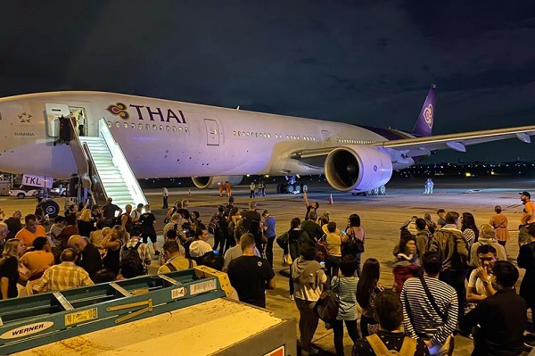  机上乘客在曼谷素万那普机场滞留。（图源：《镜报》）