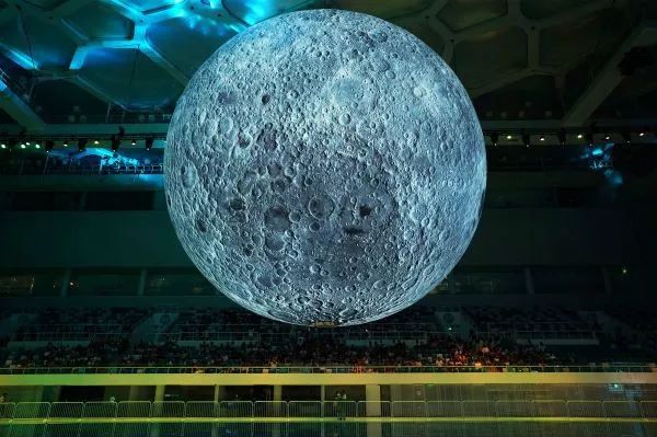  ▲资料图片：2018年7月8日，北京，参观者在观看“月球博物馆”特展中的月球模型。（新华社）