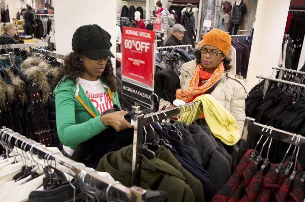 资料图片：美国芝加哥，人们在商场购买服装。（新华社/美联）