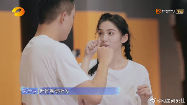 杨明鑫教朱云慧打拳,不打沙袋竟让打自己?_手机新浪网
