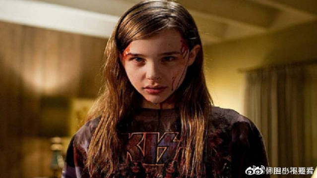 《生人勿近》是由托马斯·阿尔弗莱德森执导,凯尔·赫德布朗特