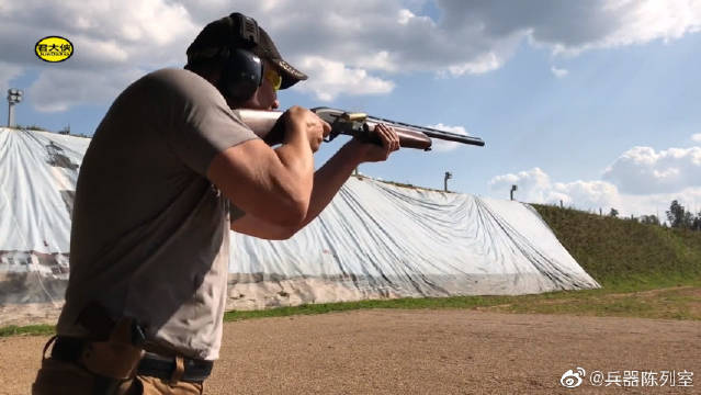 半自动霰弹枪户外射击测试 伯奈利m4super90霰弹枪 英语 手机新浪网