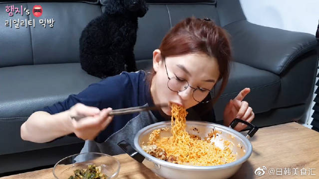 韩国美女吃播hamzy,吃火鸡面煎五花肉,泡菜白菜红心猕猴桃!