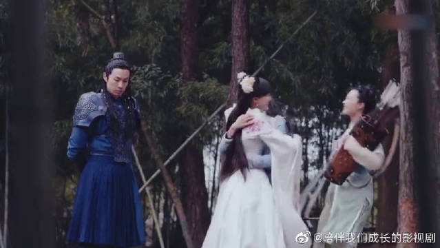 唐嫣罗晋婚礼现场曝光!鲜花墙前甜蜜亲吻超浪