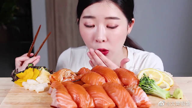 美女吃播美味的三文鱼,大口吃肉的吃相太优雅!