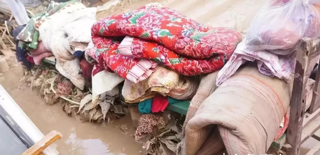 来源:齐鲁晚报 即便是被水浸泡的不成样子的被褥,村民们也舍不得扔