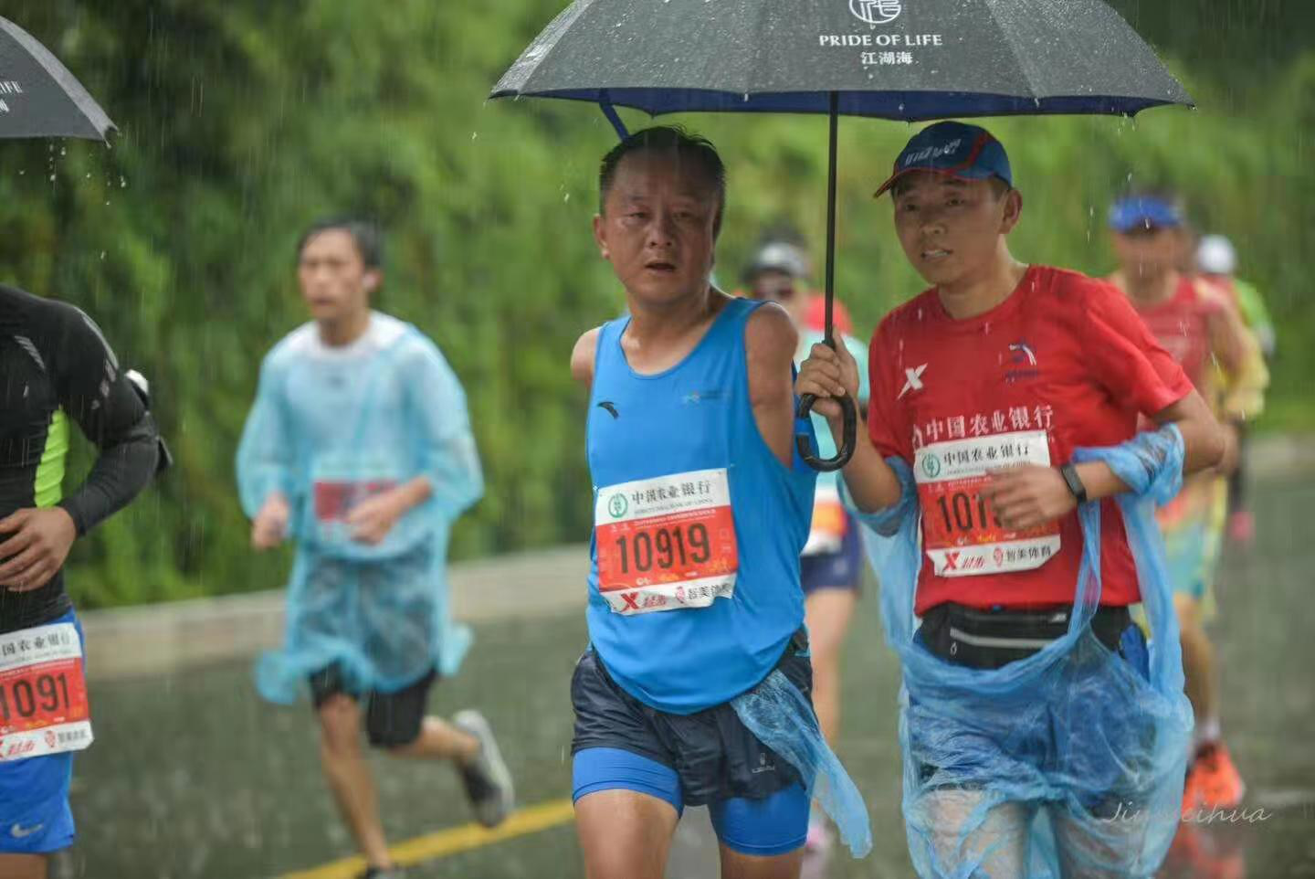 《守护》荣获首届马拉松摄影大赛银奖。摄影者：郭斌（网名：九草花）