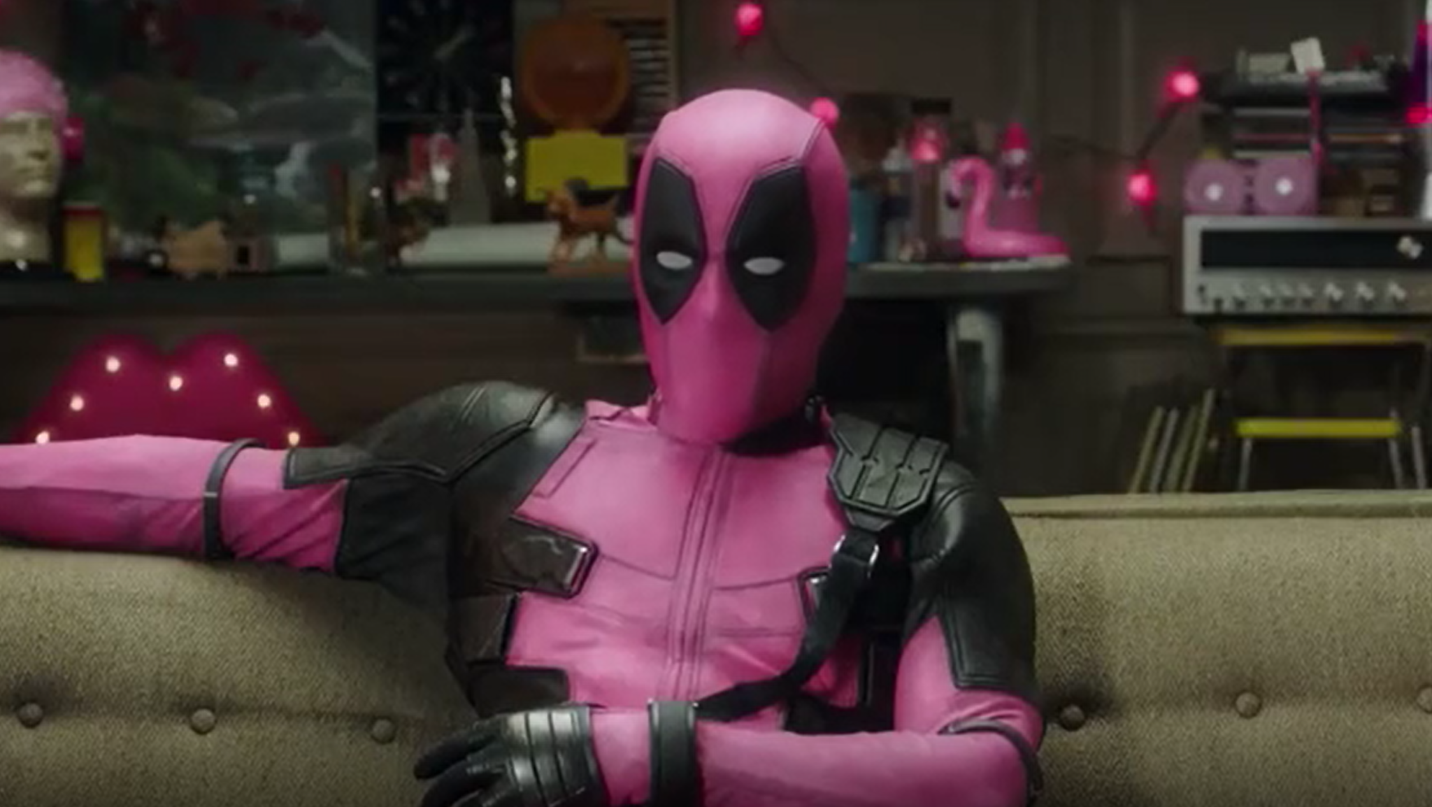 《死侍2》发布全新宣传视频 小贱贱拍卖粉红战衣筹集善款