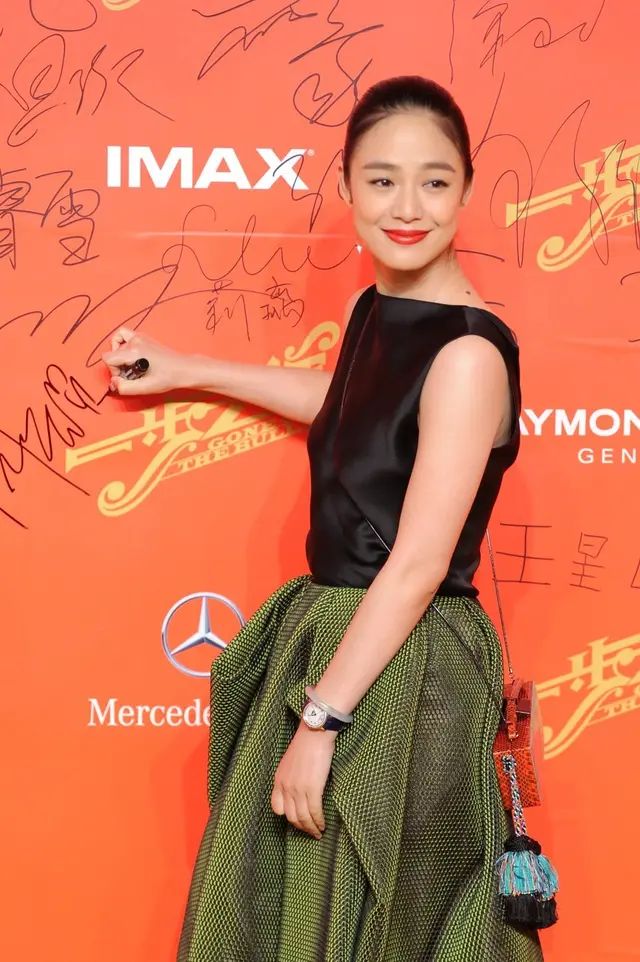 周韵真是气质美人,抹胸裙穿出古典韵味,许晴再风情也比不上!