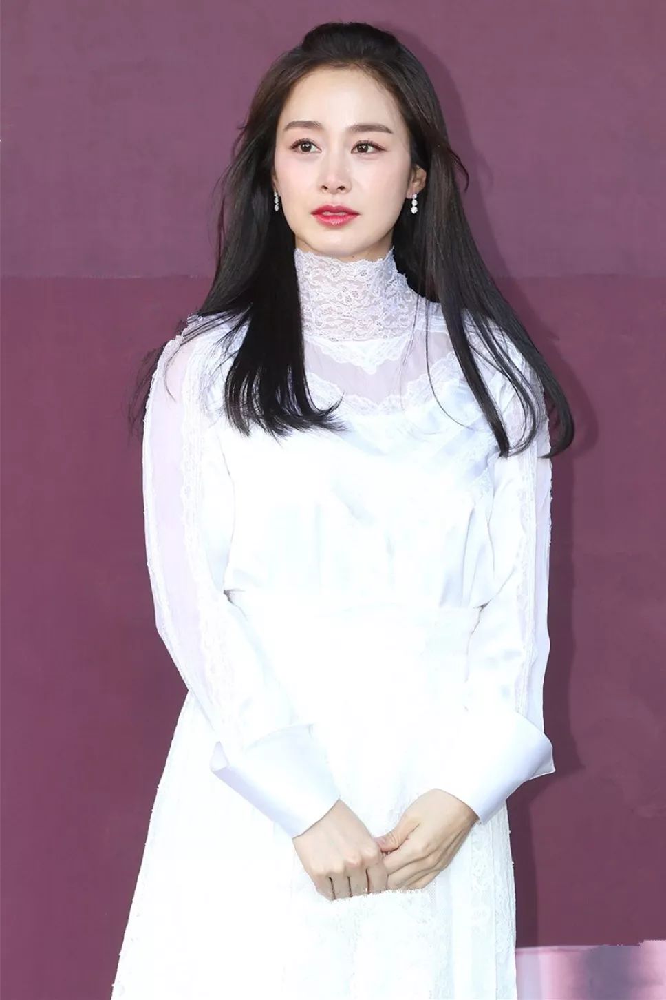 rain妻子金泰希产后复出,穿白裙清新优雅,纯天然美人脸一点没变