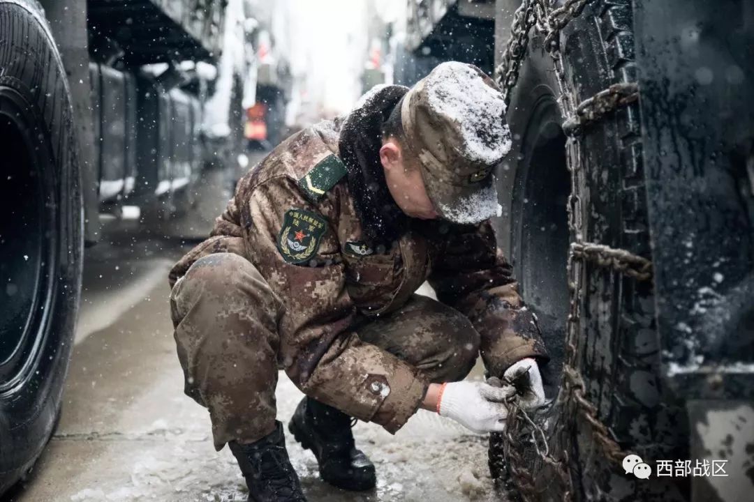 暴风雪来袭看汽车兵怎么做