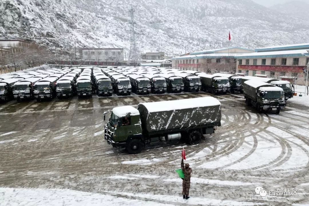 暴风雪来袭看汽车兵怎么做