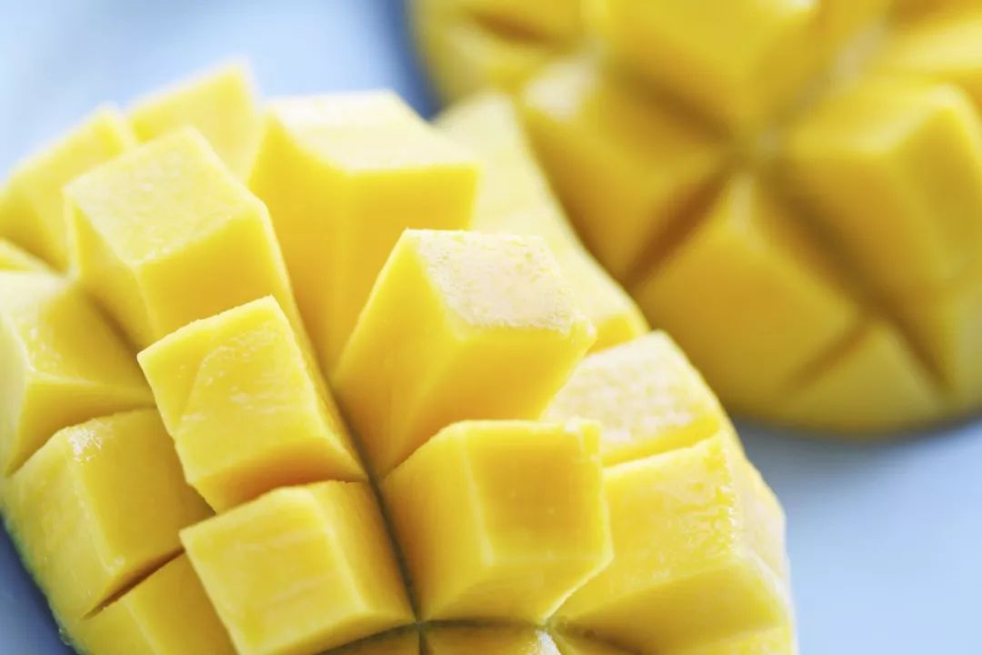 这种过敏就跟油漆,花粉过敏一样,属于吸入性过敏,与吃芒果沾染了汁液