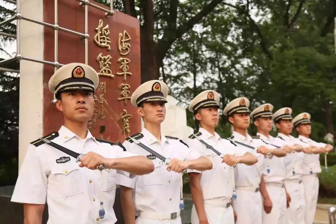 大连舰艇学院政委喻文兵把每一名学员都培养成为嗷嗷叫的小老虎