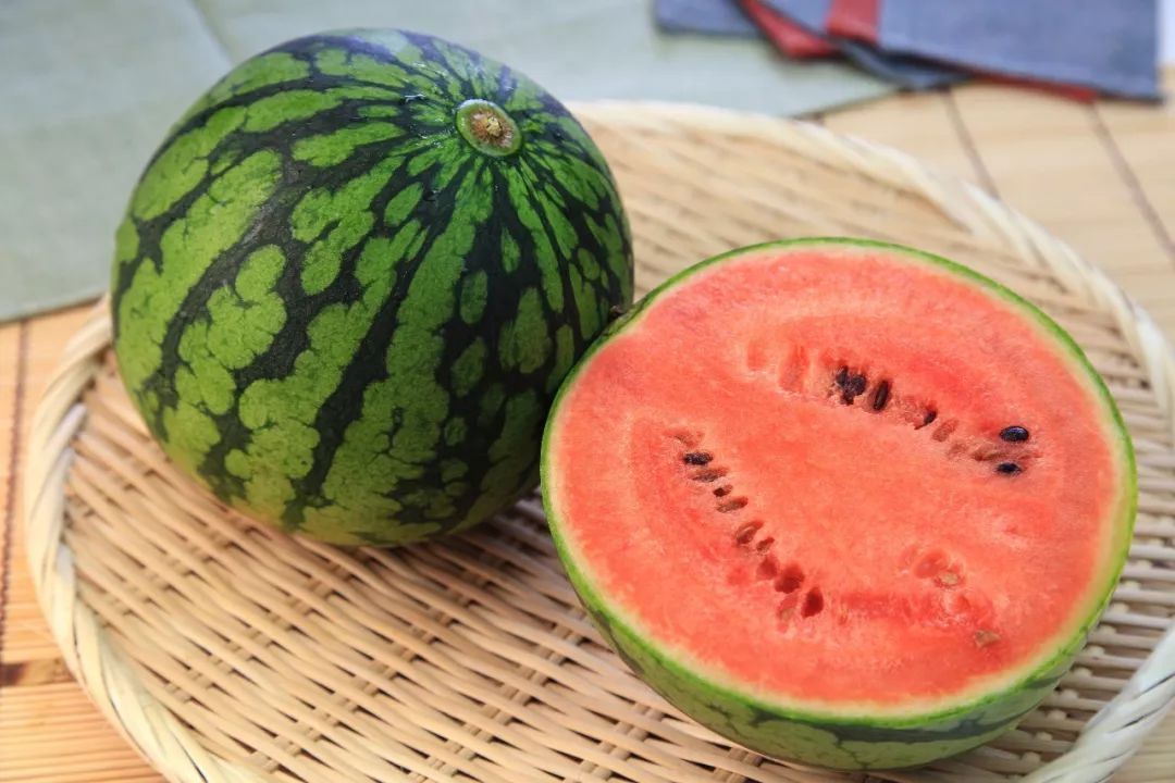 妹子变成"香肠嘴",整张脸肿成猪头,只因吃了这个水果