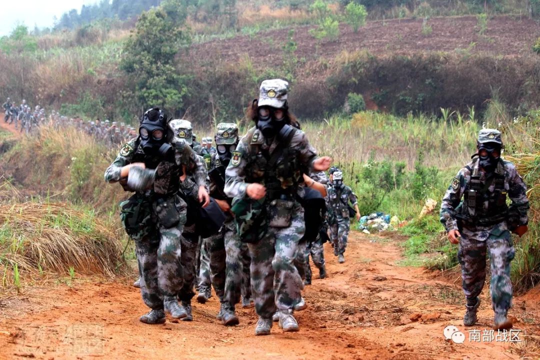直击陆军某边防旅40公里徒步拉练现场