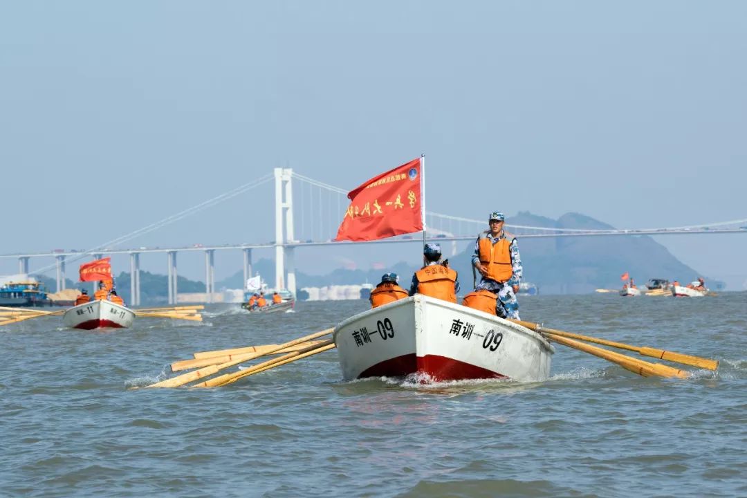 14条舢板 你追我赶 奋勇争先 百舸争流 不负青春 ▲不负青春 舢舨训练