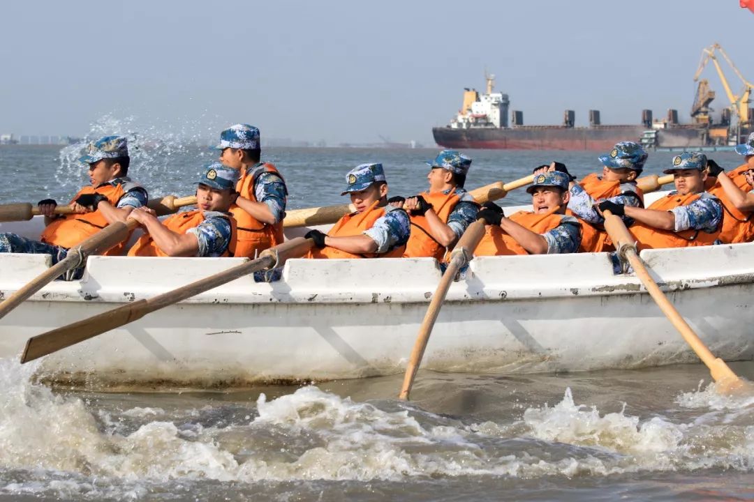 14条舢板 你追我赶 奋勇争先 百舸争流 不负青春 ▲不负青春 舢舨训练