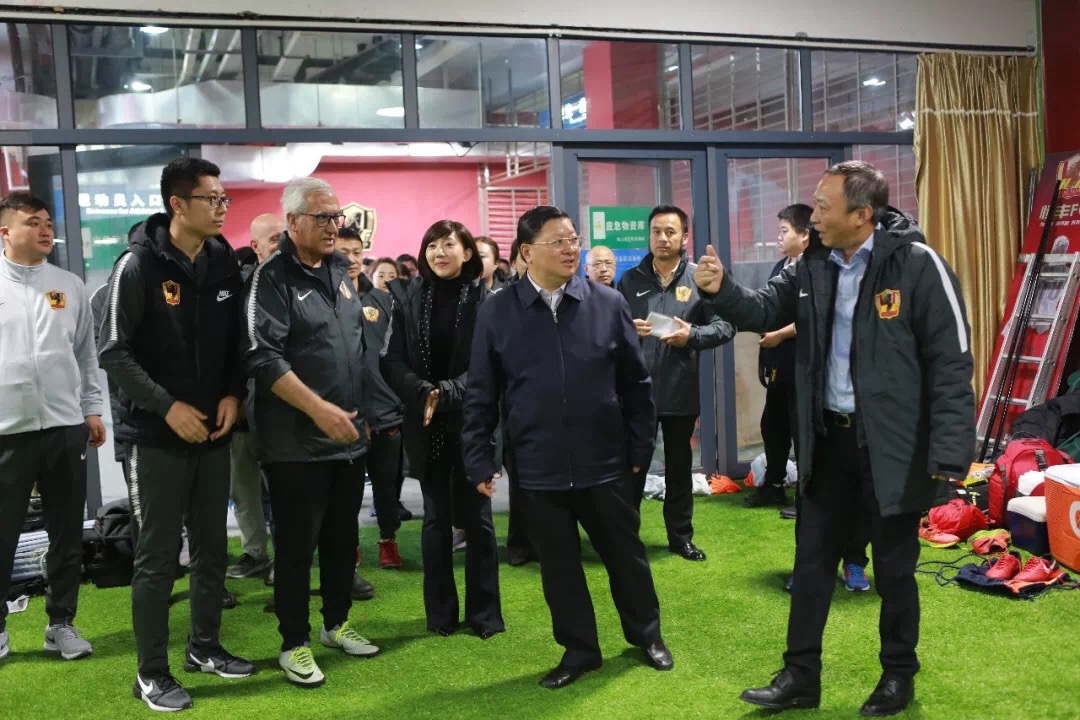 贵阳副市长探望贵州恒丰俱乐部,为球队战鲁能鼓劲
