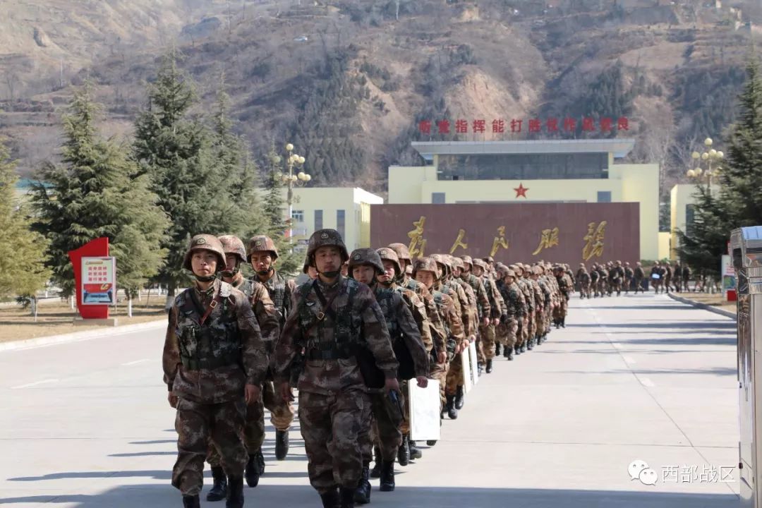 跟兵哥哥一起越过山丘行进在奋斗的春天里