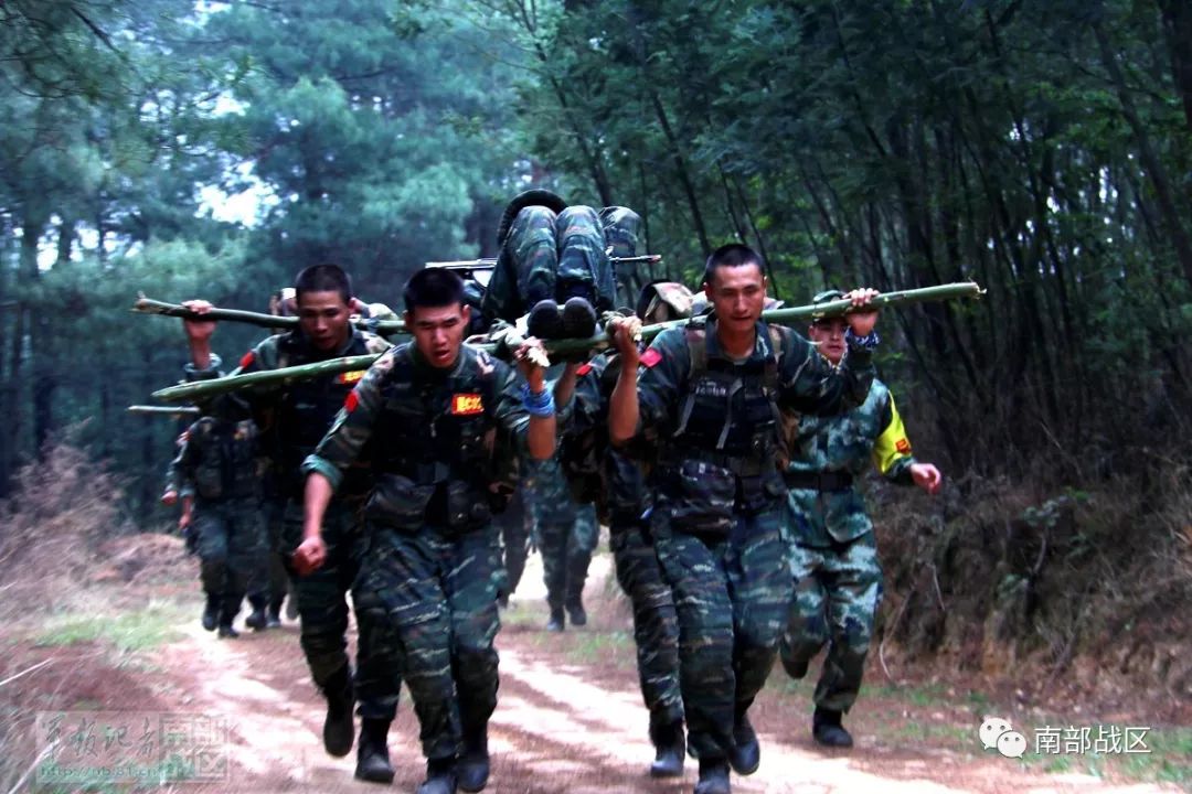 图为特战队员利用自制简易担架搬运伤员