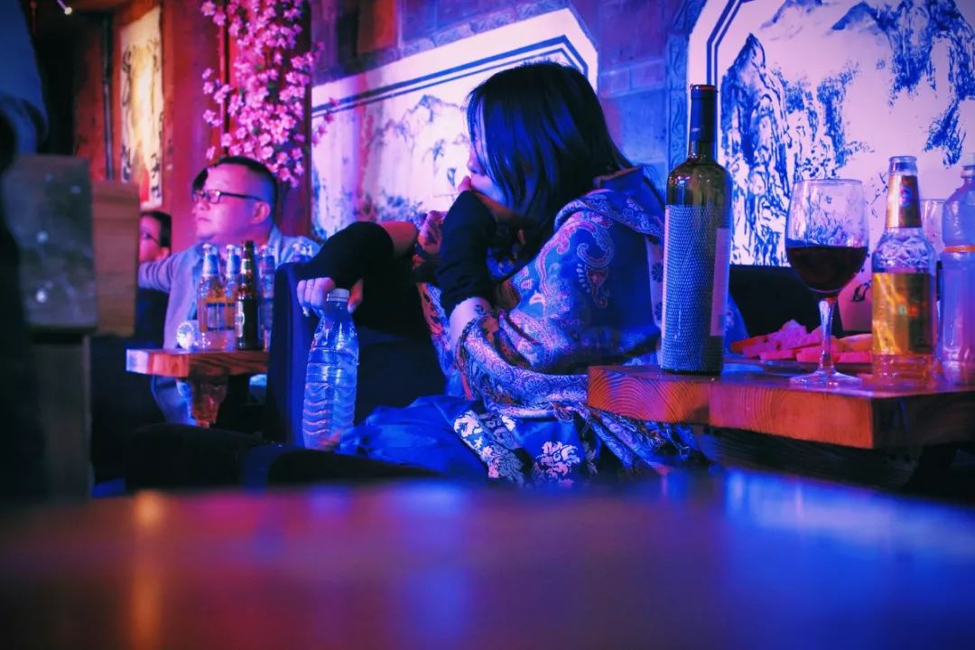 by 图虫msmile 丽江的艳遇 丽江的风情是浪漫文艺的,但暧昧的夜色酒吧