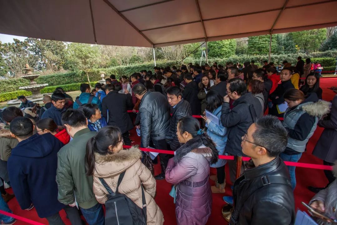 杭州摇号买房悲喜剧:有人迟到5分钟失去资格痛哭