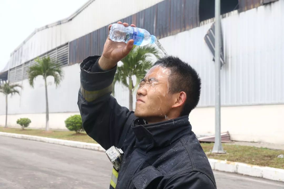 越南芒街市一中资企业突发火灾 防城港消防跨国救援
